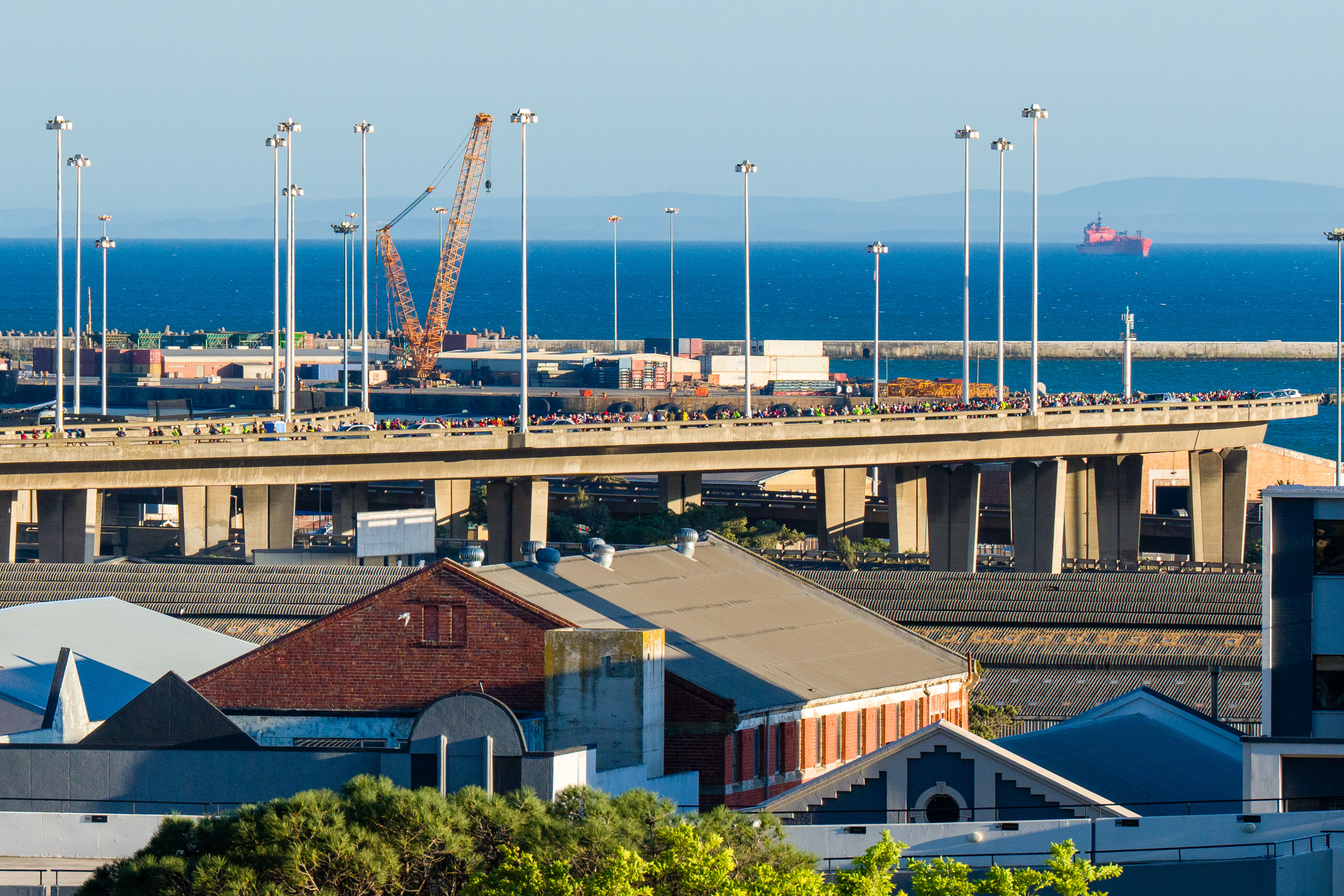 Corredores en el Sanlam Cape Town Marathon con Table Mountain de fondo