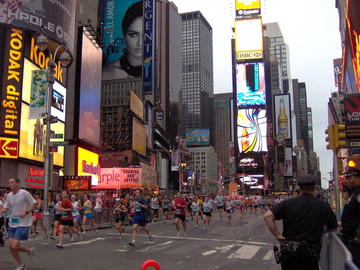 Corredores en la NYC Half Marathon — elige tu carrera con Liftravel