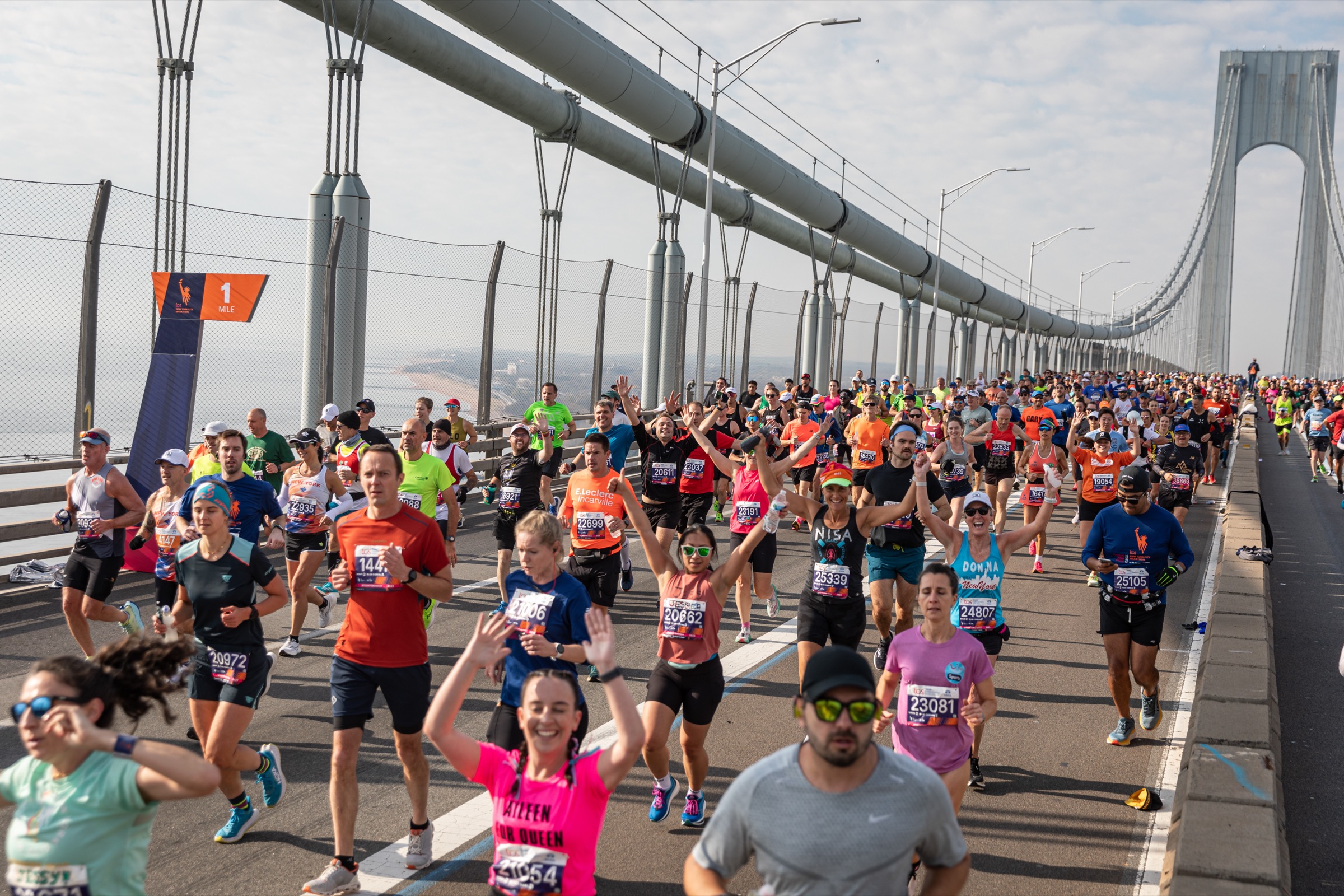 Corredores cruzando la meta del TCS New York City Marathon — experiencia Liftravel