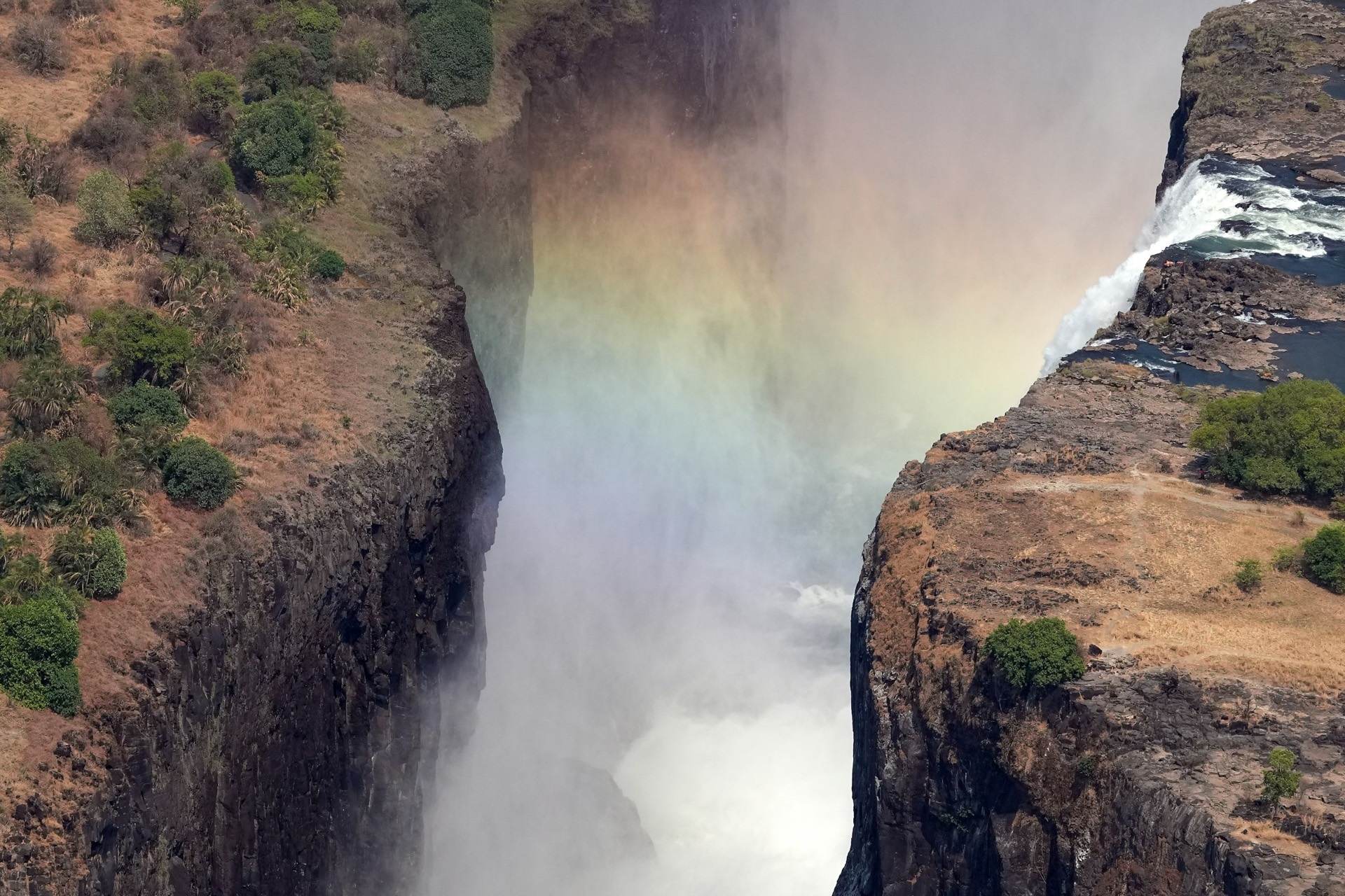 Cataratas Victoria con arcoíris sobre la garganta del Zambeze